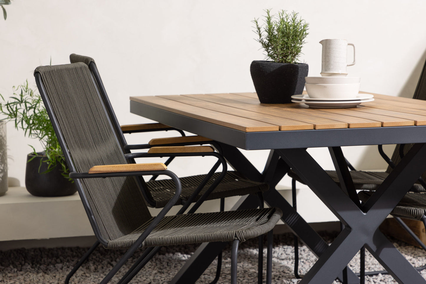 Venture Home Garcia with 4 Bois Chairs