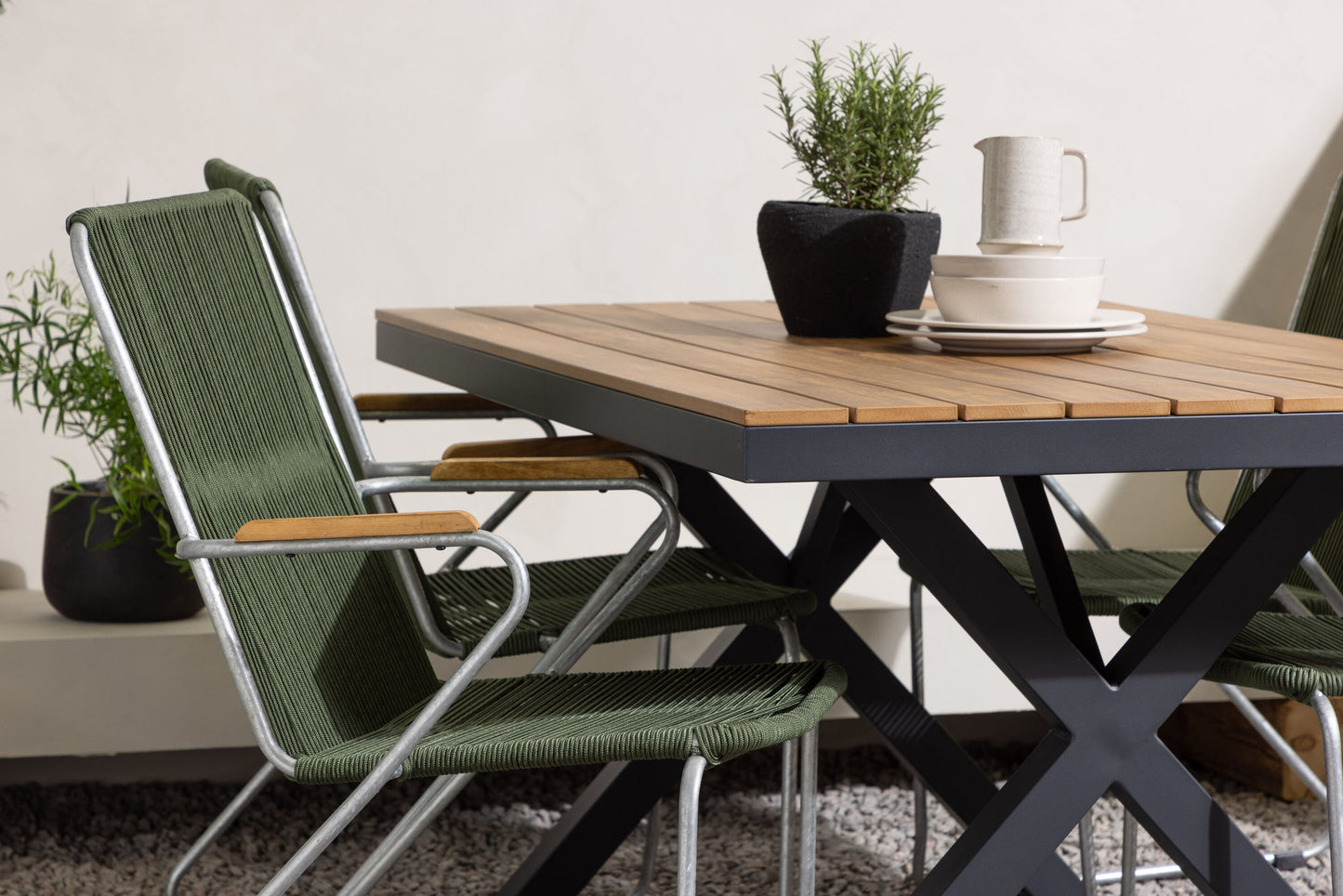 Venture Home Garcia Table with 4 Bois Chairs