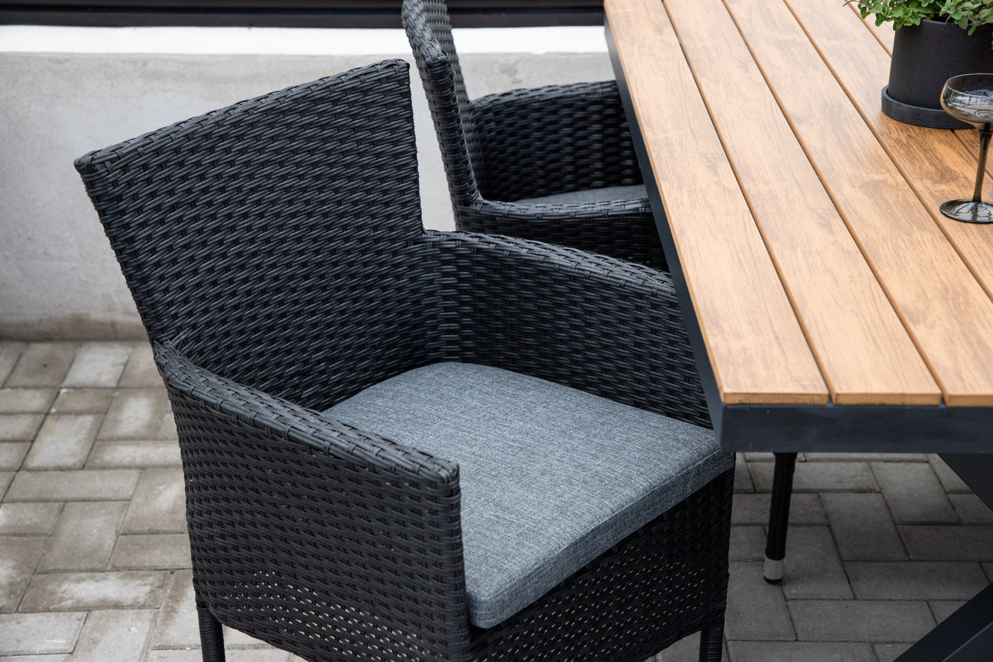 Venture Home Garcia Table with 4 Malina Chairs