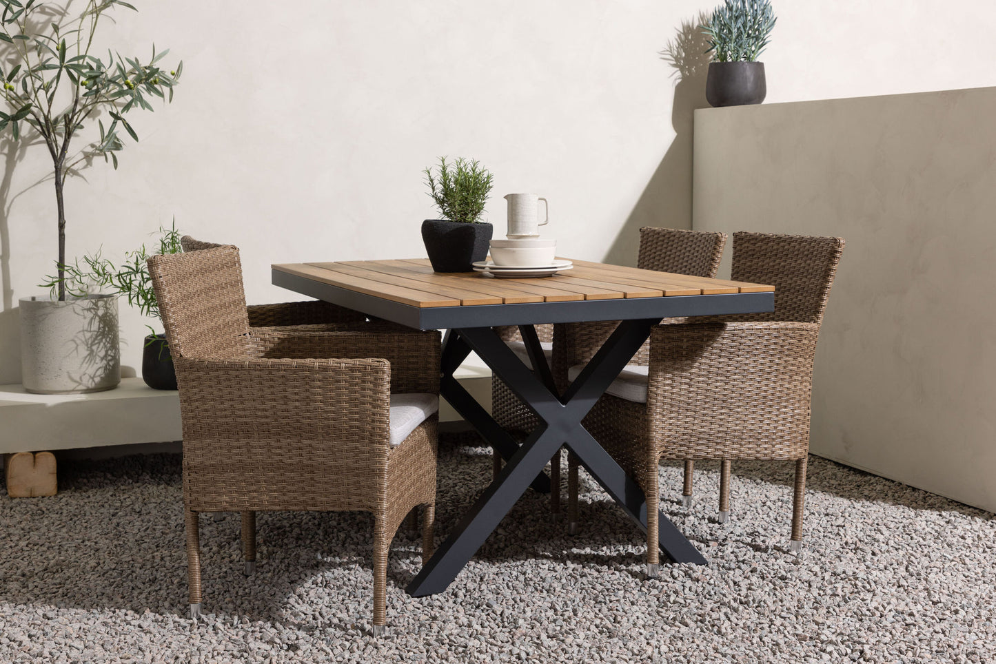 Venture Home Garcia Table with 4 Malina Chairs