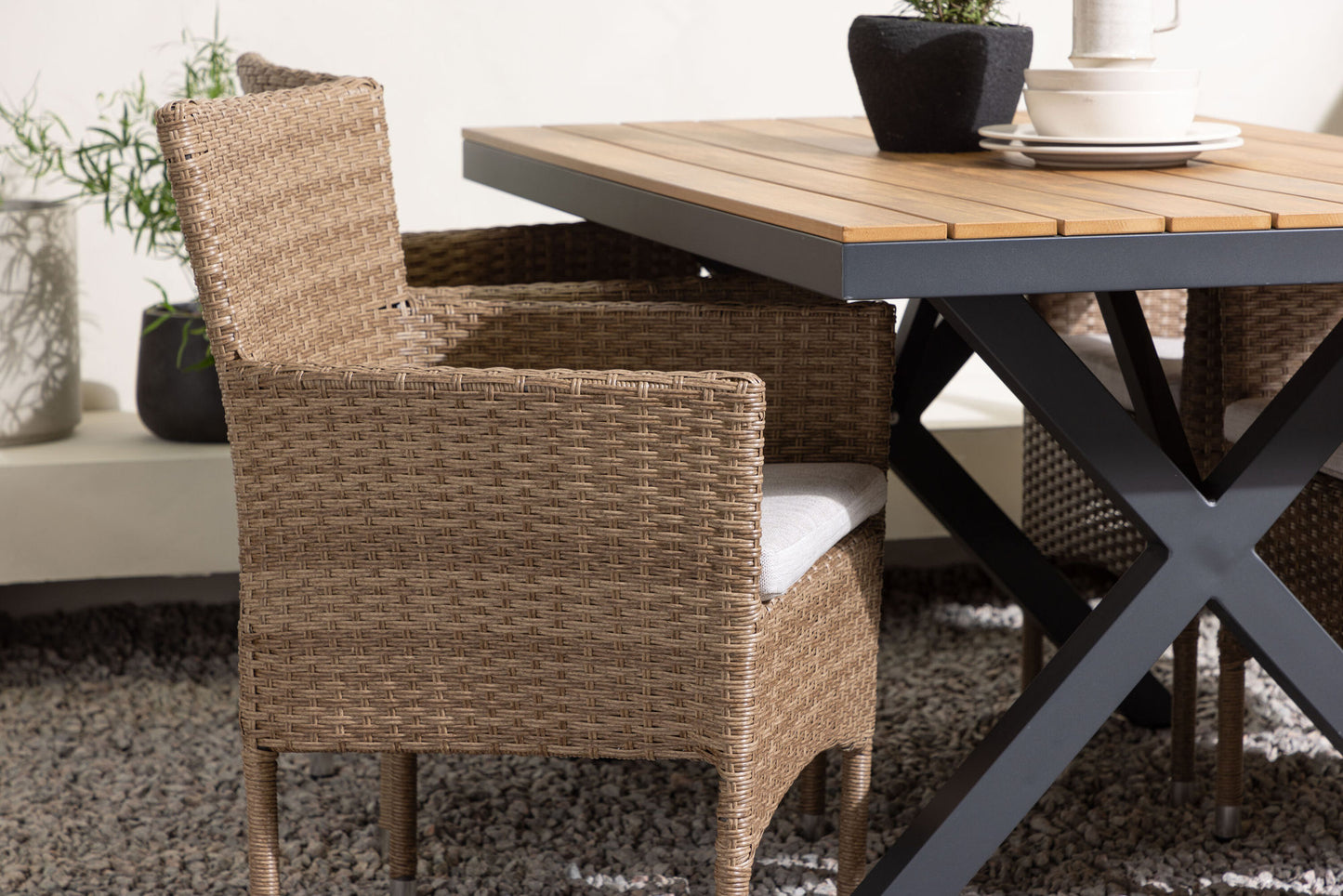 Venture Home Garcia Table with 4 Malina Chairs