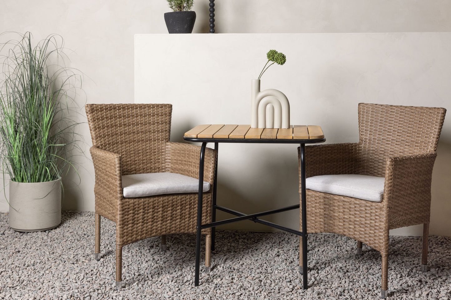 Venture Home Holmbeck Table with 2 Malina Chairs