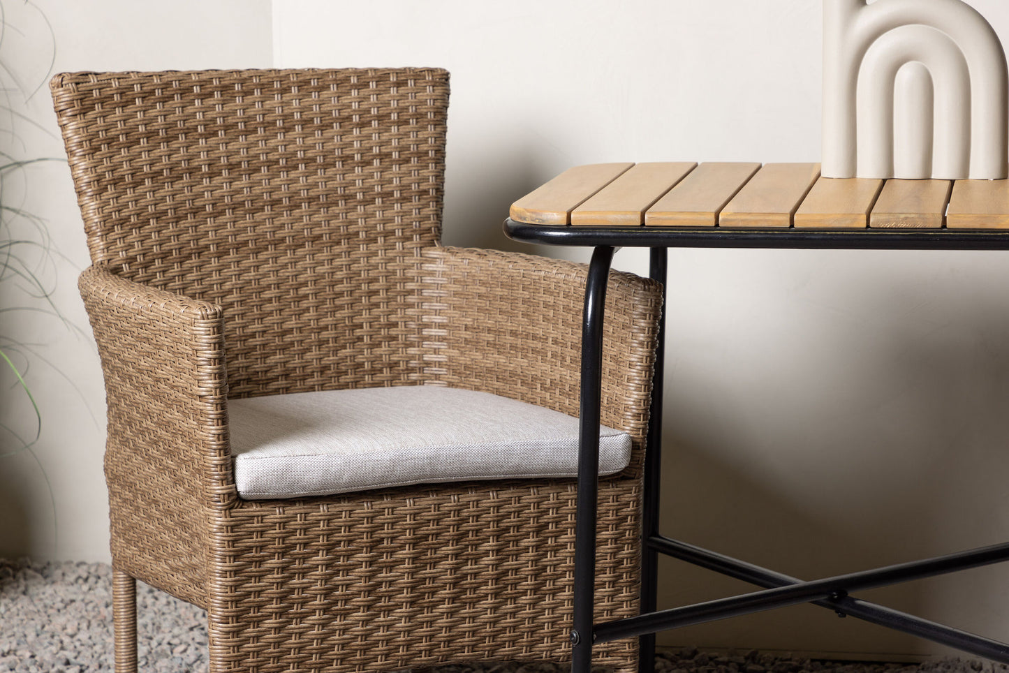 Venture Home Holmbeck Table with 2 Malina Chairs