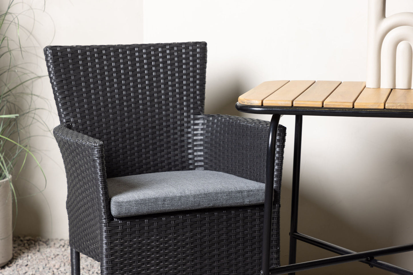 Venture Home Holmbeck Table with 2 Malina Chairs