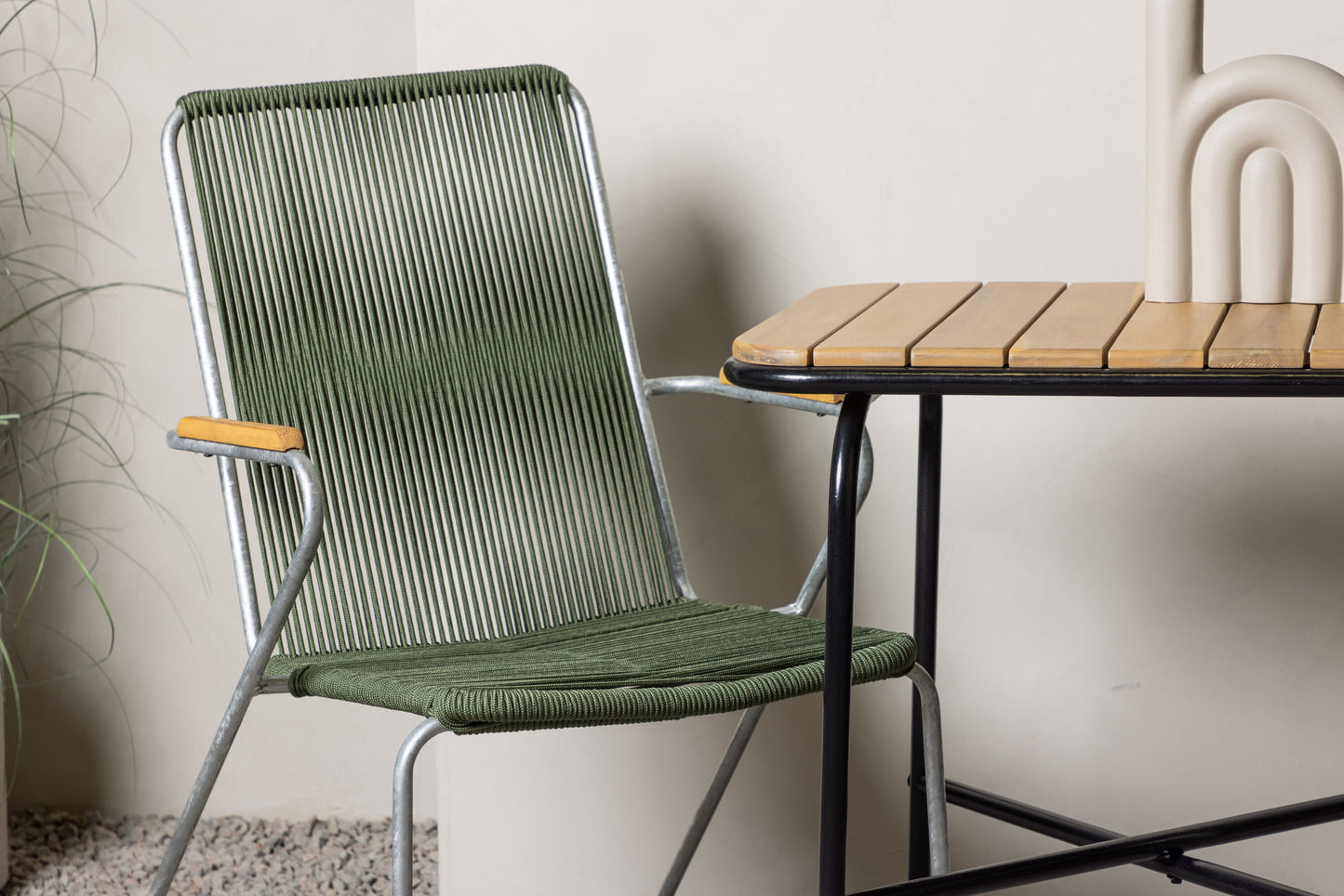 Venture Home Holmbeck Table with 2 Bois Chairs