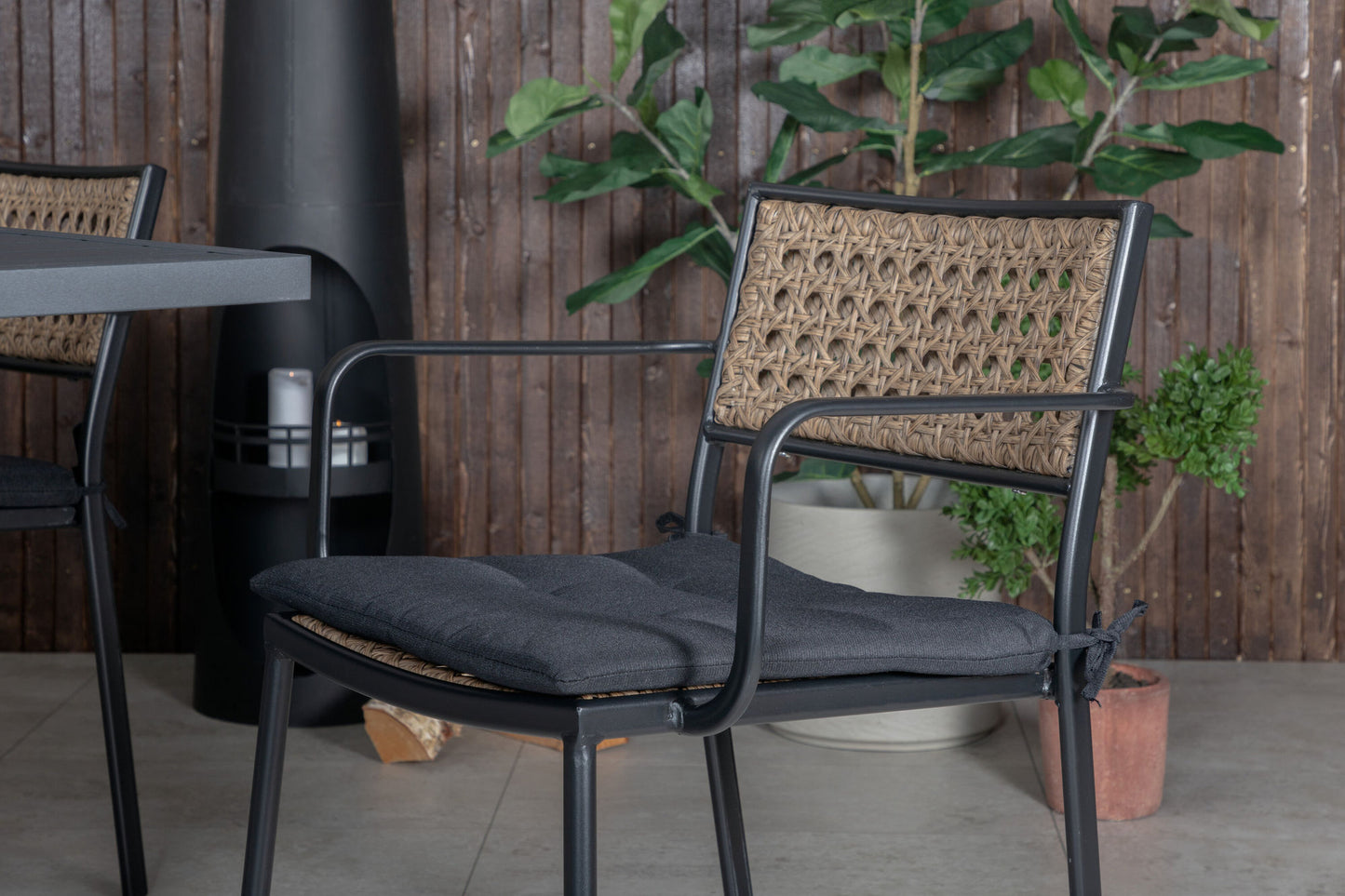 Venture Home Marbella with 6 Paola Chairs