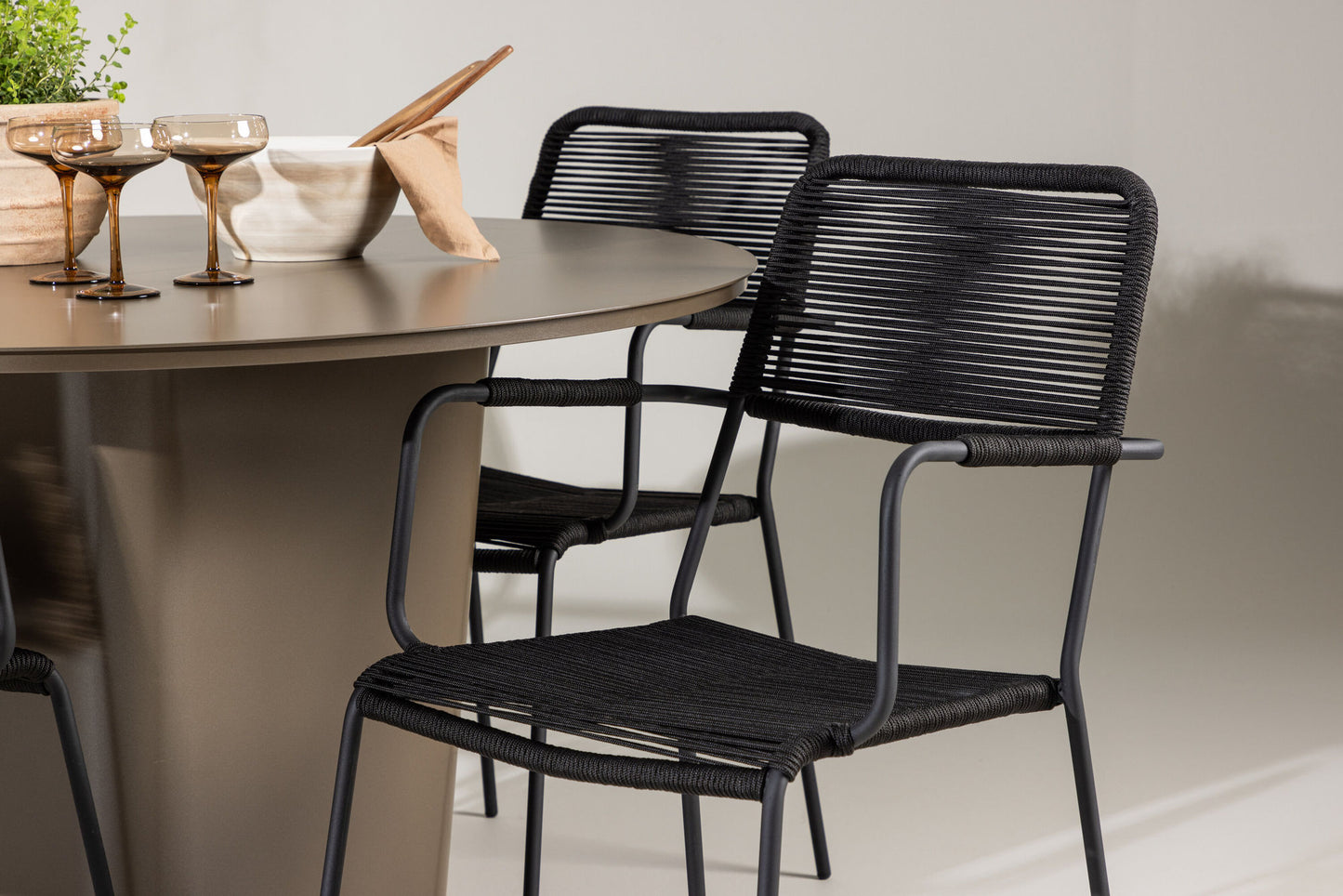 Venture Home Santa Fe with 4 Lindos Armchairs