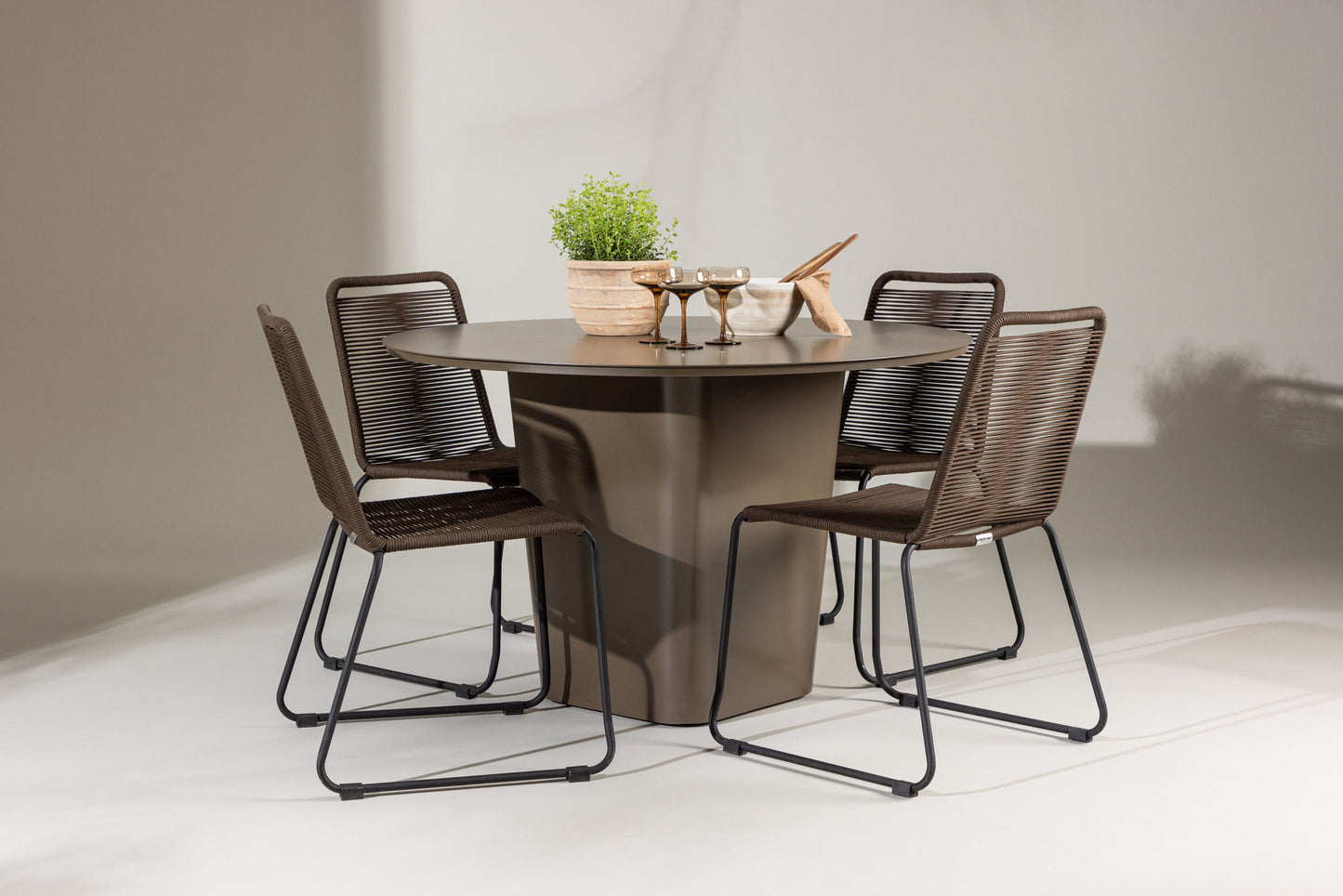 Venture Home Santa Fe with 4 Lindos Chairs