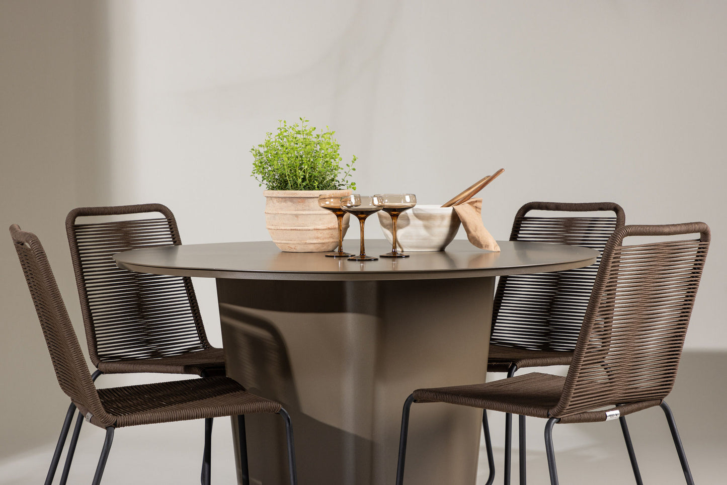 Venture Home Santa Fe with 4 Lindos Chairs