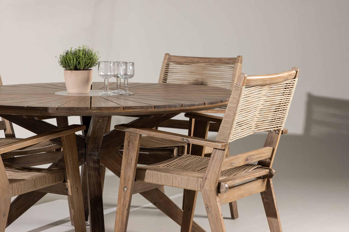 Venture Home Rosario with 4 Peter Chairs