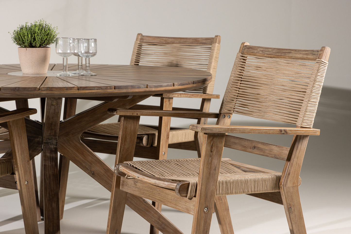 Venture Home Rosario with 4 Peter Chairs