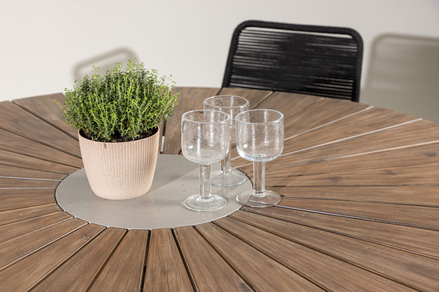Venture Home Rosario with 6 Lindos Armchairs