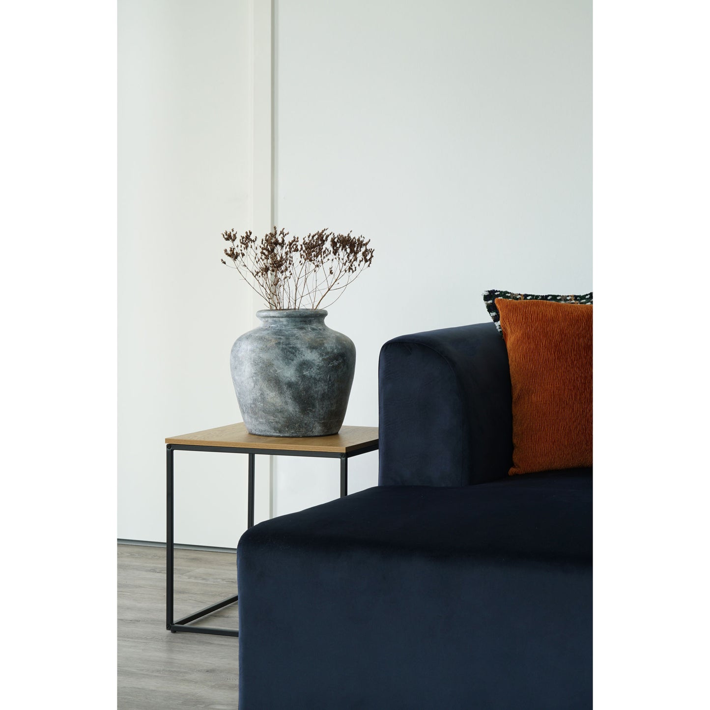 House Nordic Sidobord Vita. Bordsskiva av ek med svart