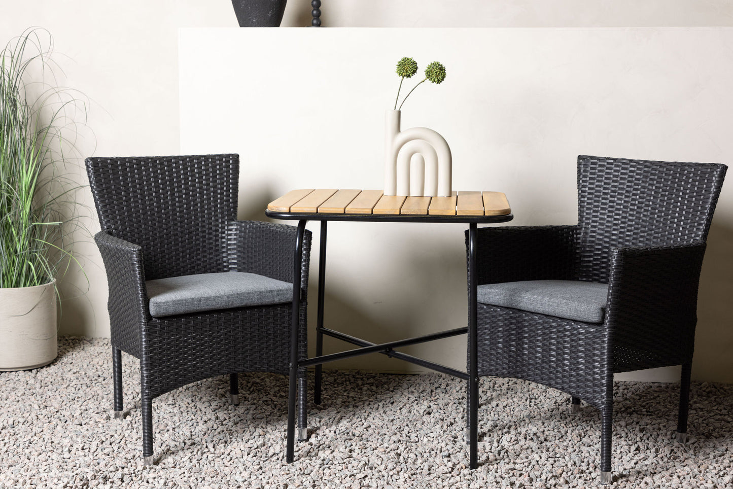 Venture Home Holmbeck Table with 2 Malina Chairs