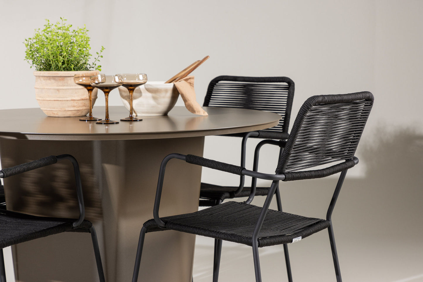 Venture Home Santa Fe with 4 Lindos Armchairs